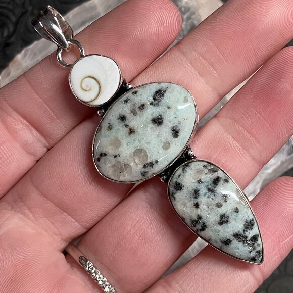 Shiva Eye Shell and Kiwi Jasper Pendant Stone Crystal Jewelry - Picture 5 of 7